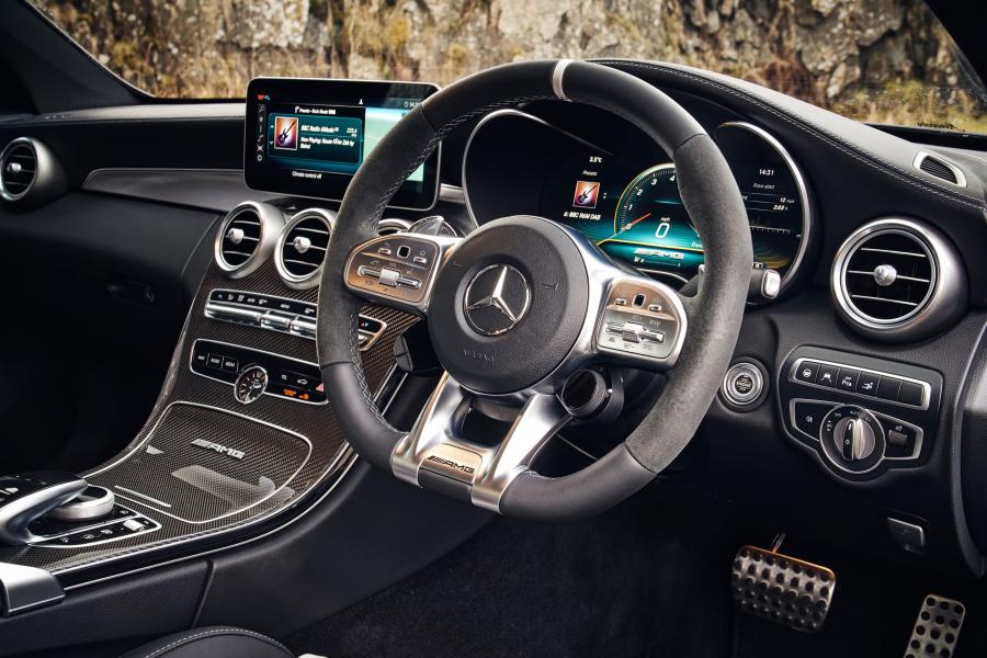 Интерьер Mercedes-AMG C63 S Coupe (C205) 2018 года  (UK) (фото 2 из 40)